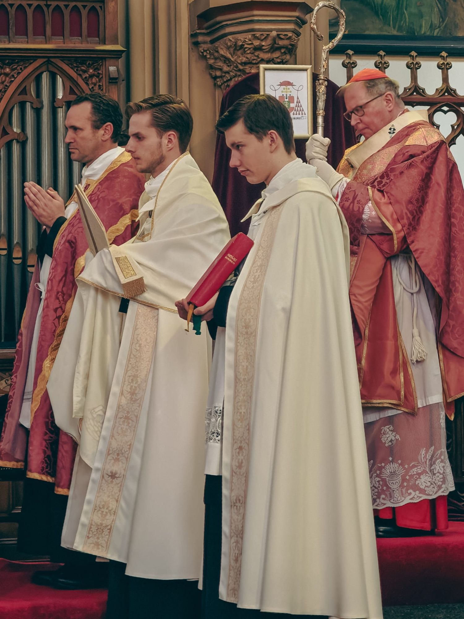 Alexandre tijdens een pontificale Mis, met het missaal in de hand